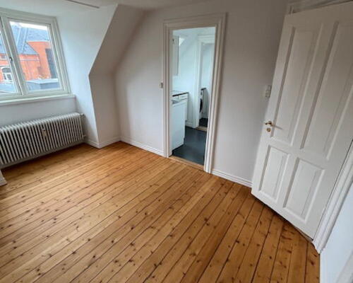 Hyggelig 2-værelses i Aalborg C med kombi vask/tør og charmerende skråvægge.