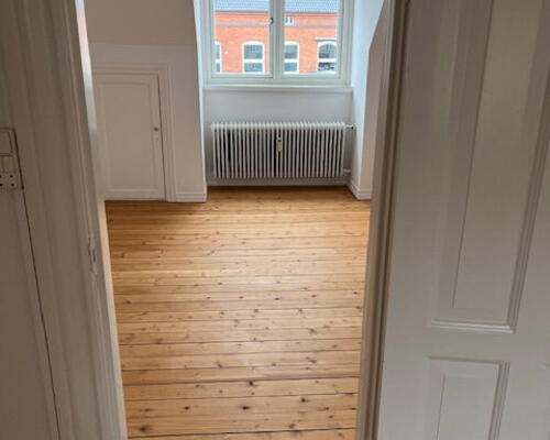 Hyggelig 2-værelses i Aalborg C med kombi vask/tør og charmerende skråvægge.