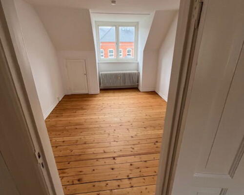 Hyggelig 2-værelses i Aalborg C med kombi vask/tør og charmerende skråvægge.