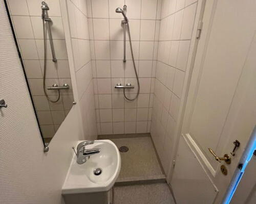 Hyggelig 2-værelses i Aalborg C med kombi vask/tør og charmerende skråvægge.