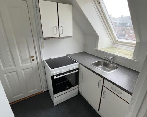 Hyggelig 2-værelses i Aalborg C med kombi vask/tør og charmerende skråvægge.