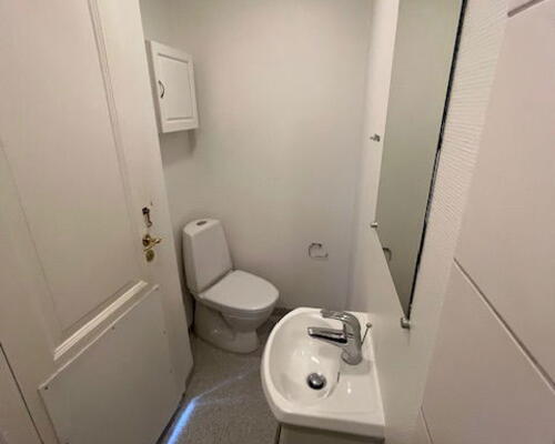 Hyggelig 2-værelses i Aalborg C med kombi vask/tør og charmerende skråvægge.