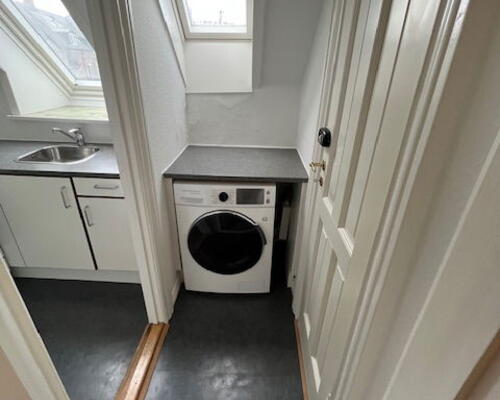 Hyggelig 2-værelses i Aalborg C med kombi vask/tør og charmerende skråvægge.