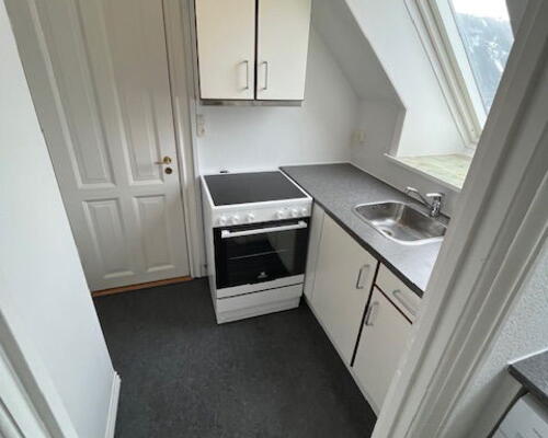 Hyggelig 2-værelses i Aalborg C med kombi vask/tør og charmerende skråvægge.