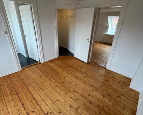 Hyggelig 2-værelses i Aalborg C med kombi vask/tør og charmerende skråvægge.