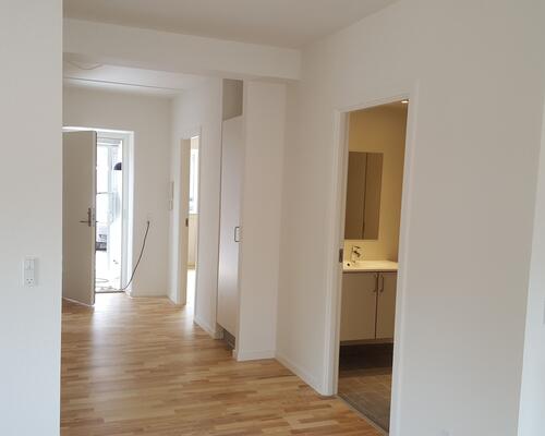 Dejlig lys lejlighed med altan