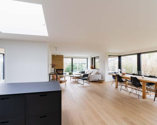 Rummelig og moderne villa i Værløse