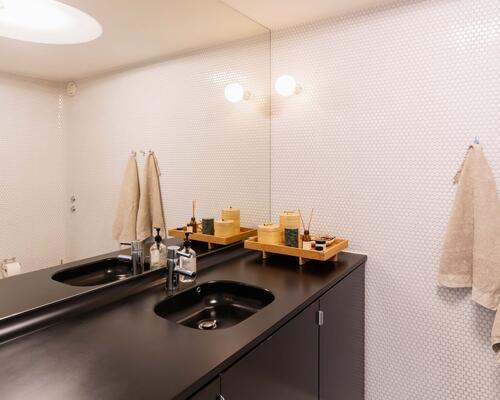 Lys og moderne lejlighed i ikoniske 8-tallet