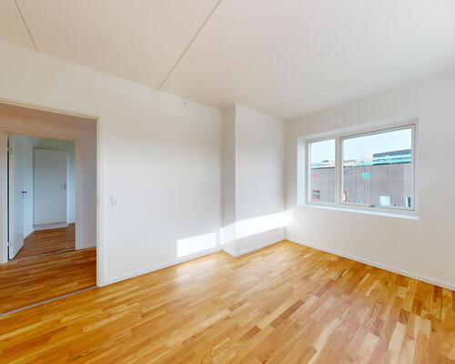 Moderne bolig med stor altan og god beliggenhed!