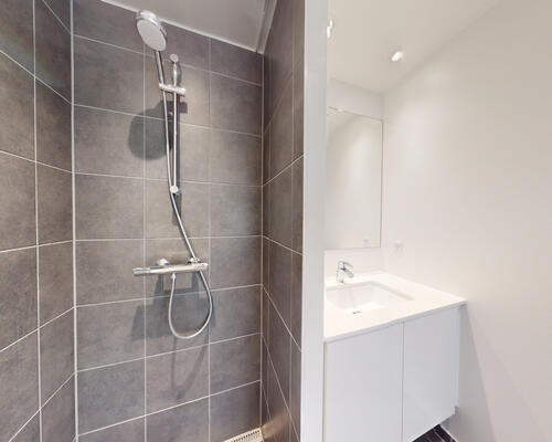 Moderne bolig med stor altan og god beliggenhed!