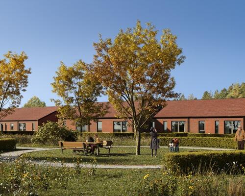 Rummeligt 3-værelses rækkehus med en skøn terrasse. Obs. alle billeder og plantegninger er vejledende. Denne bolig er spejlvendt ift. plantegningen.