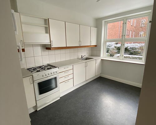 Lys 3-værelses i Vestbyen med sydvendt altan – delevenlig og tæt på midtbyen