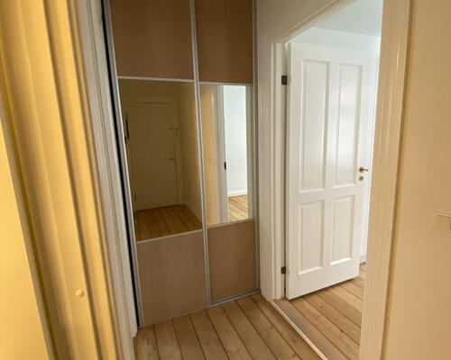 Lys 3-værelses i Vestbyen med sydvendt altan – delevenlig og tæt på midtbyen