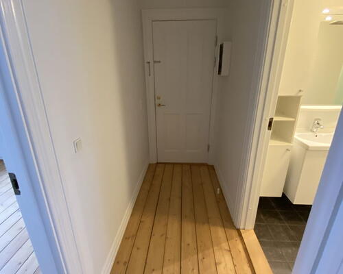 Lys 3-værelses i Vestbyen med sydvendt altan – delevenlig og tæt på midtbyen