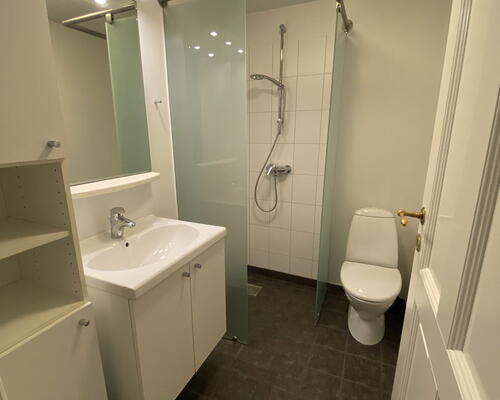 Lys 3-værelses i Vestbyen med sydvendt altan – delevenlig og tæt på midtbyen