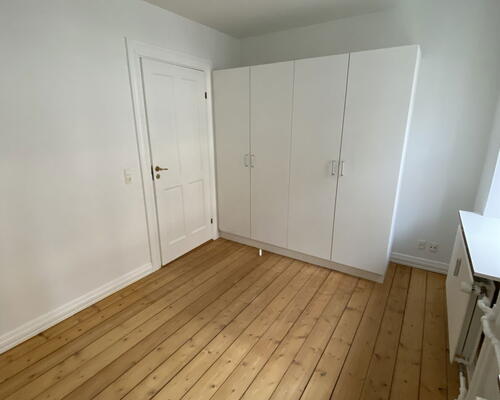 Lys 3-værelses i Vestbyen med sydvendt altan – delevenlig og tæt på midtbyen