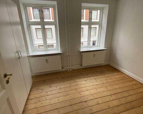 Lys 3-værelses i Vestbyen med sydvendt altan – delevenlig og tæt på midtbyen