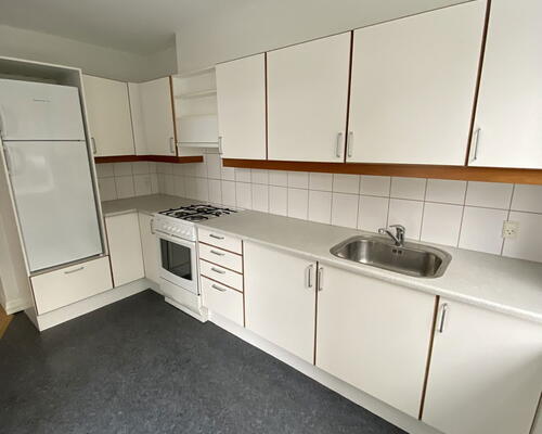 Lys 3-værelses i Vestbyen med sydvendt altan – delevenlig og tæt på midtbyen