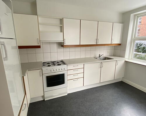 Lys 3-værelses i Vestbyen med sydvendt altan – delevenlig og tæt på midtbyen