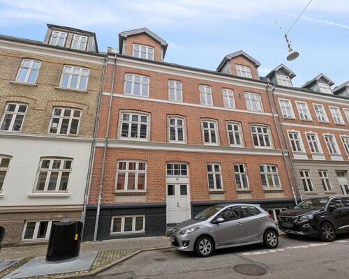 Lys 3-værelses i Vestbyen med sydvendt altan – delevenlig og tæt på midtbyen