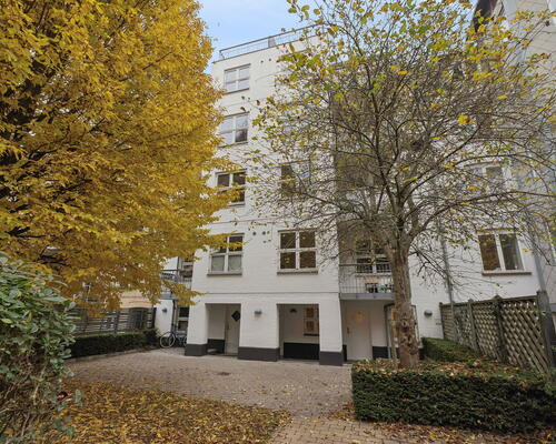 Lys 3-værelses i Vestbyen med sydvendt altan – delevenlig og tæt på midtbyen