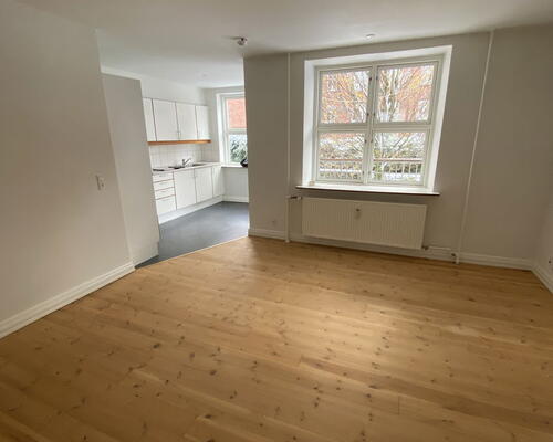 Lys 3-værelses i Vestbyen med sydvendt altan – delevenlig og tæt på midtbyen