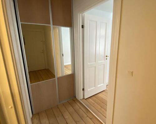 Lys 3-værelses i Vestbyen med sydvendt altan – delevenlig og tæt på midtbyen