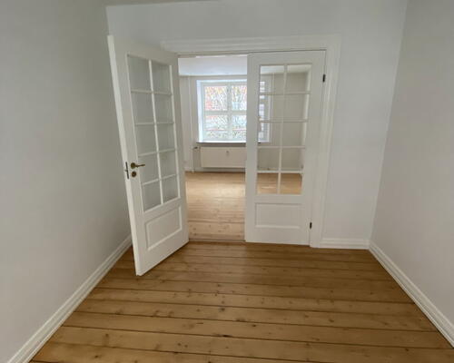 Lys 3-værelses i Vestbyen med sydvendt altan – delevenlig og tæt på midtbyen