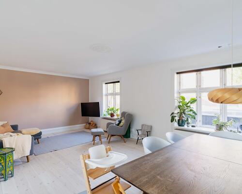 Moderne halvt dobbelthus med solrig have i hjertet af Valby