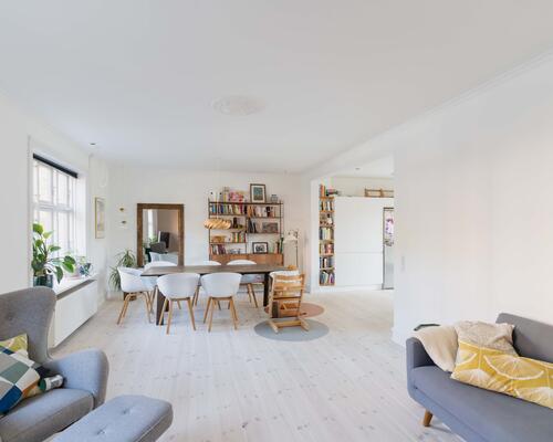 Moderne halvt dobbelthus med solrig have i hjertet af Valby