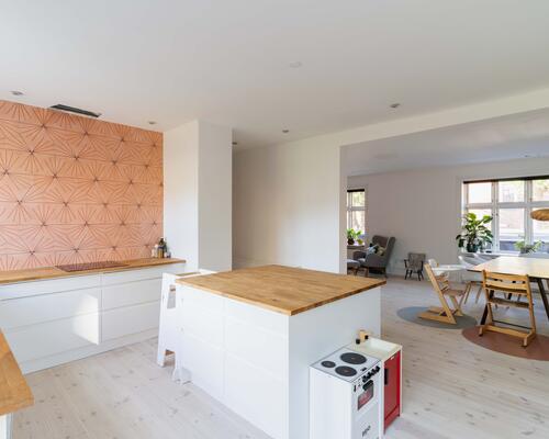 Moderne halvt dobbelthus med solrig have i hjertet af Valby