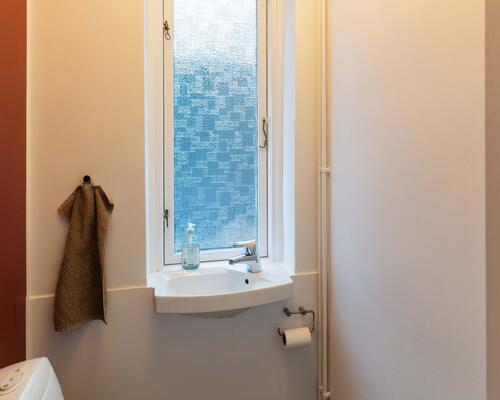 Moderne halvt dobbelthus med solrig have i hjertet af Valby