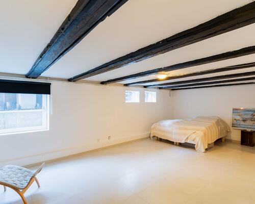 Moderne halvt dobbelthus med solrig have i hjertet af Valby