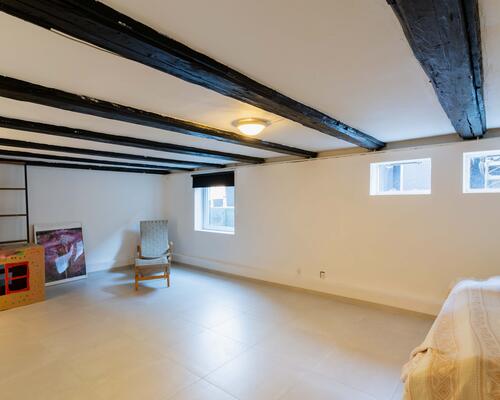 Moderne halvt dobbelthus med solrig have i hjertet af Valby