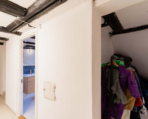 Moderne halvt dobbelthus med solrig have i hjertet af Valby