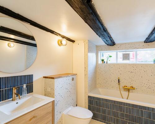 Moderne halvt dobbelthus med solrig have i hjertet af Valby