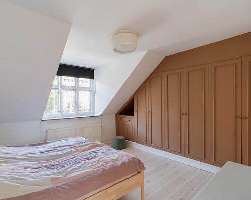 Moderne halvt dobbelthus med solrig have i hjertet af Valby