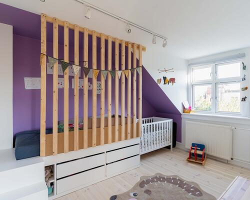 Moderne halvt dobbelthus med solrig have i hjertet af Valby