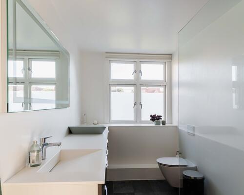 Moderne halvt dobbelthus med solrig have i hjertet af Valby