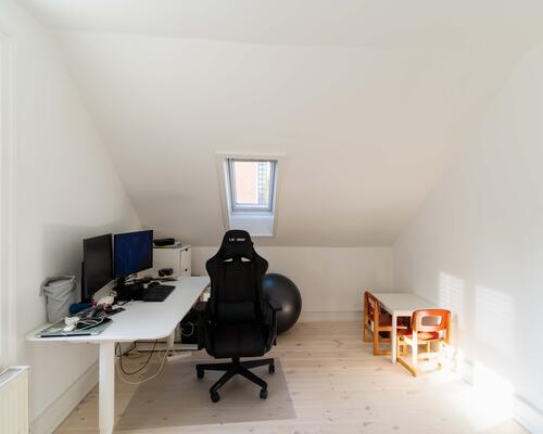 Moderne halvt dobbelthus med solrig have i hjertet af Valby