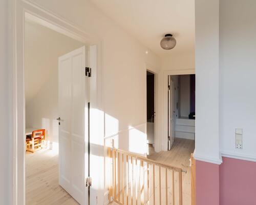 Moderne halvt dobbelthus med solrig have i hjertet af Valby