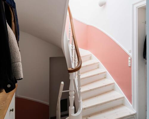 Moderne halvt dobbelthus med solrig have i hjertet af Valby