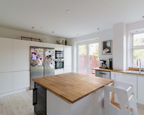 Moderne halvt dobbelthus med solrig have i hjertet af Valby