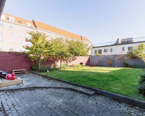 Moderne halvt dobbelthus med solrig have i hjertet af Valby