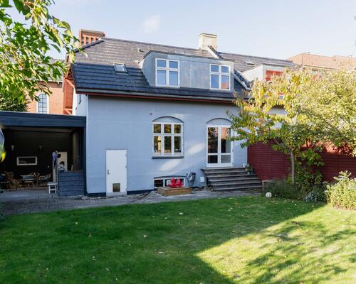 Moderne halvt dobbelthus med solrig have i hjertet af Valby