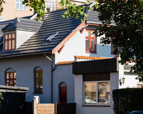 Moderne halvt dobbelthus med solrig have i hjertet af Valby