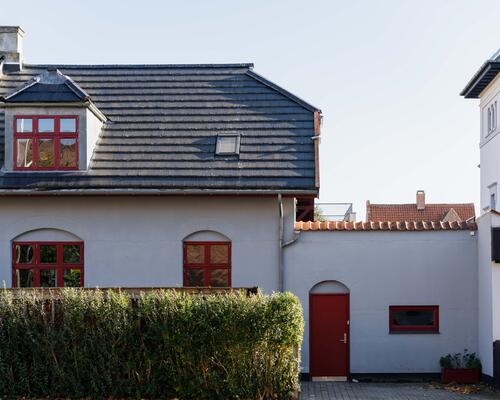 Moderne halvt dobbelthus med solrig have i hjertet af Valby