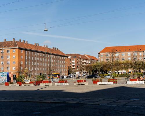 Moderne halvt dobbelthus med solrig have i hjertet af Valby