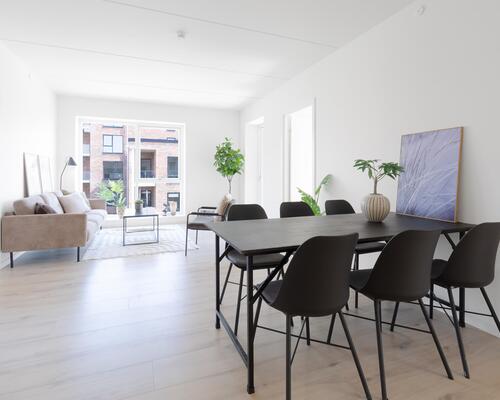 Ny og moderne femværelses lejlighed med plads til hele familien i Horsens. Lejligheden har alt, hvad I kunne drømme om. Til boligen hører eget skur.