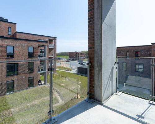 Ny og moderne femværelses lejlighed med plads til hele familien i Horsens. Lejligheden har alt, hvad I kunne drømme om. Til boligen hører eget skur.